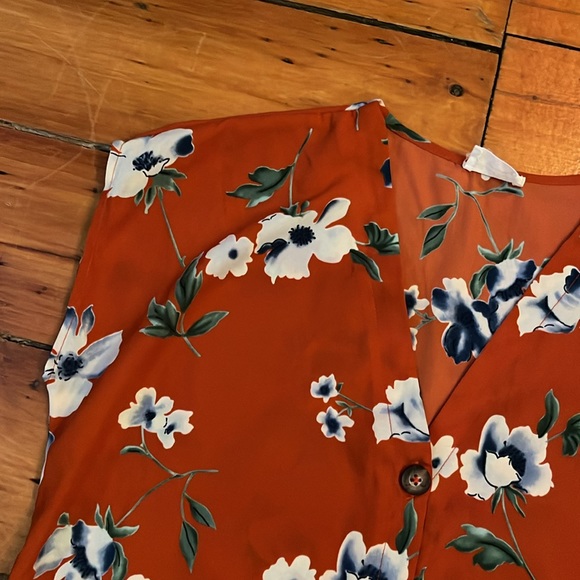 Shortsleeved red and blue floral shirt with buttons - Picture 2 of 4